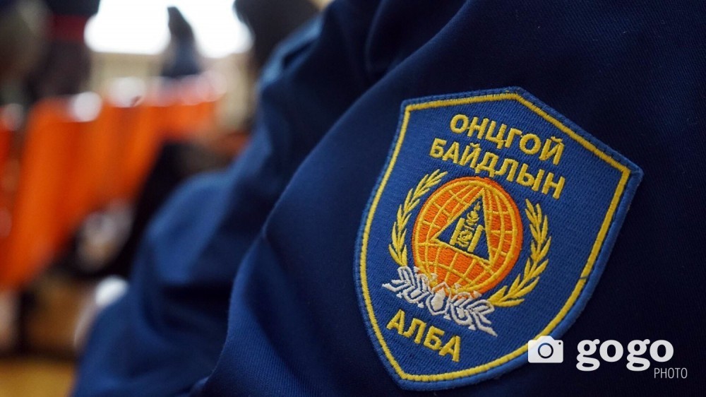 Машин замын хажуу руу онхолдсоноос төмөр хийцэд хавчуулагдсан эмэгтэйг эсэн мэнд гаргалаа