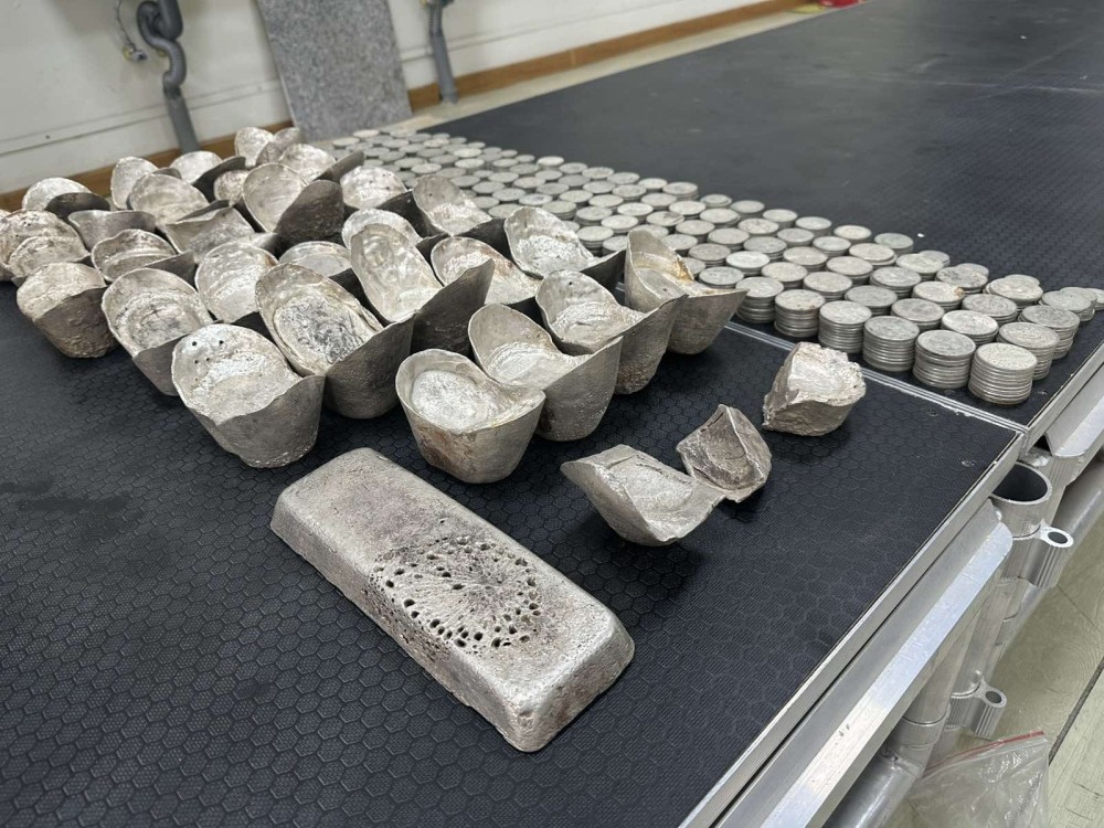 Зөвшөөрөлгүй хадгалсан 1185 ширхэг мөнгөн зоос, 29 ширхэг мөнгөн ембүүг хураан авчээ 1 цаг 4 минутын өмнө
