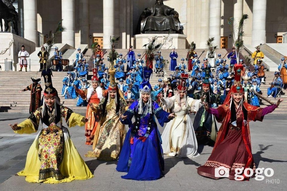 Соёл, урлагийн ажилтны өдөр тохиож байна