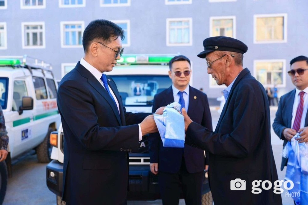 Ховд аймгийн гурван суманд эмнэлгийн түргэн тусламжийн машин хүлээлгэн өгчээ