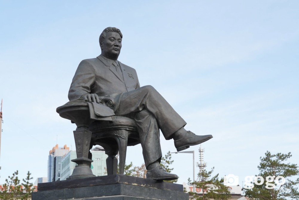 Маршал Ю.Цэдэнбалын хөшөөнд цэцэг өргөж, хүндэтгэл үзүүллээ